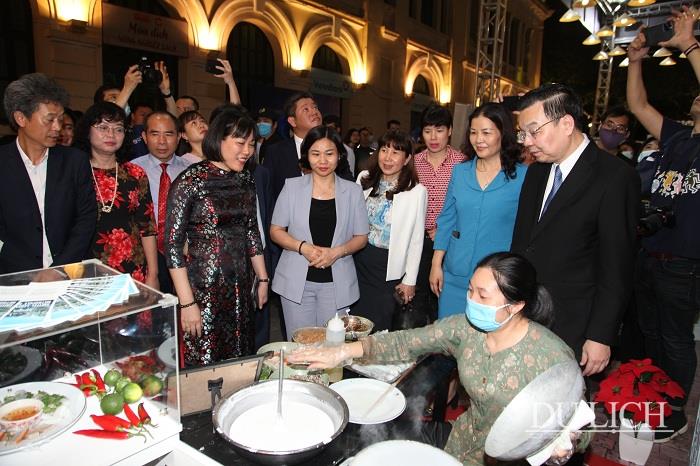 Giới thiệu sản phẩm bánh cuốn tại Lễ hội Quà tặng du lịch Hà Nội năm 2021